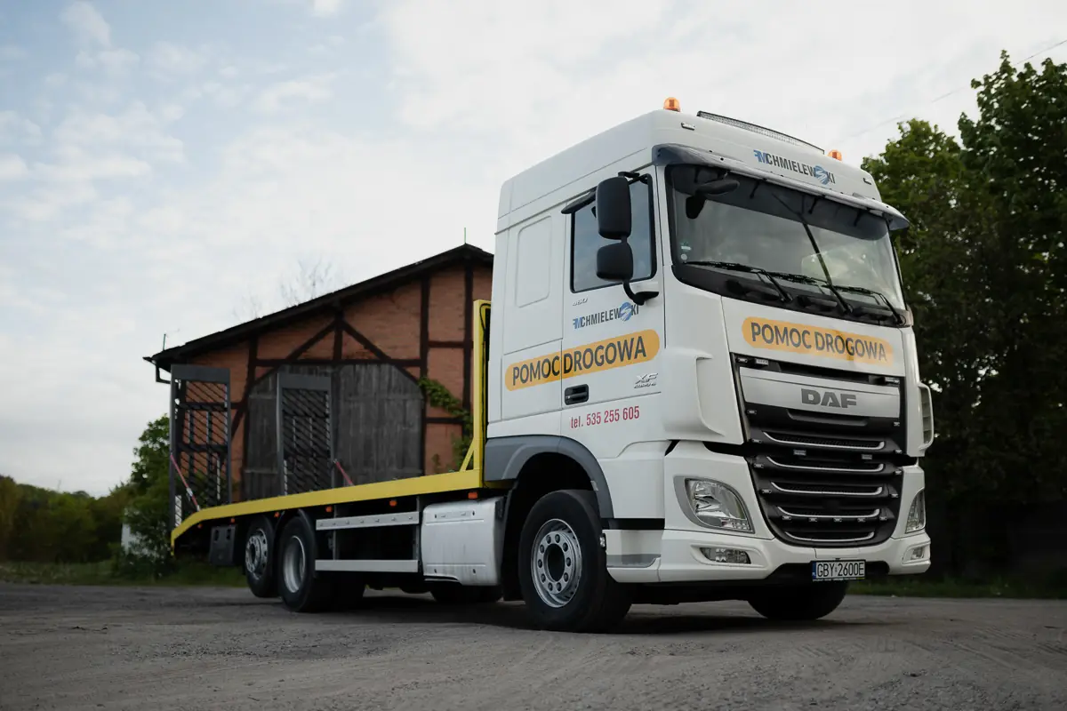 Laweta ciężarowa FM Chmielewski z najazdami do transportu maszyn do 16 ton
